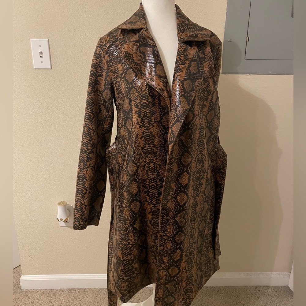 Trendy cute coat /outwear for a pop! Worn once.
